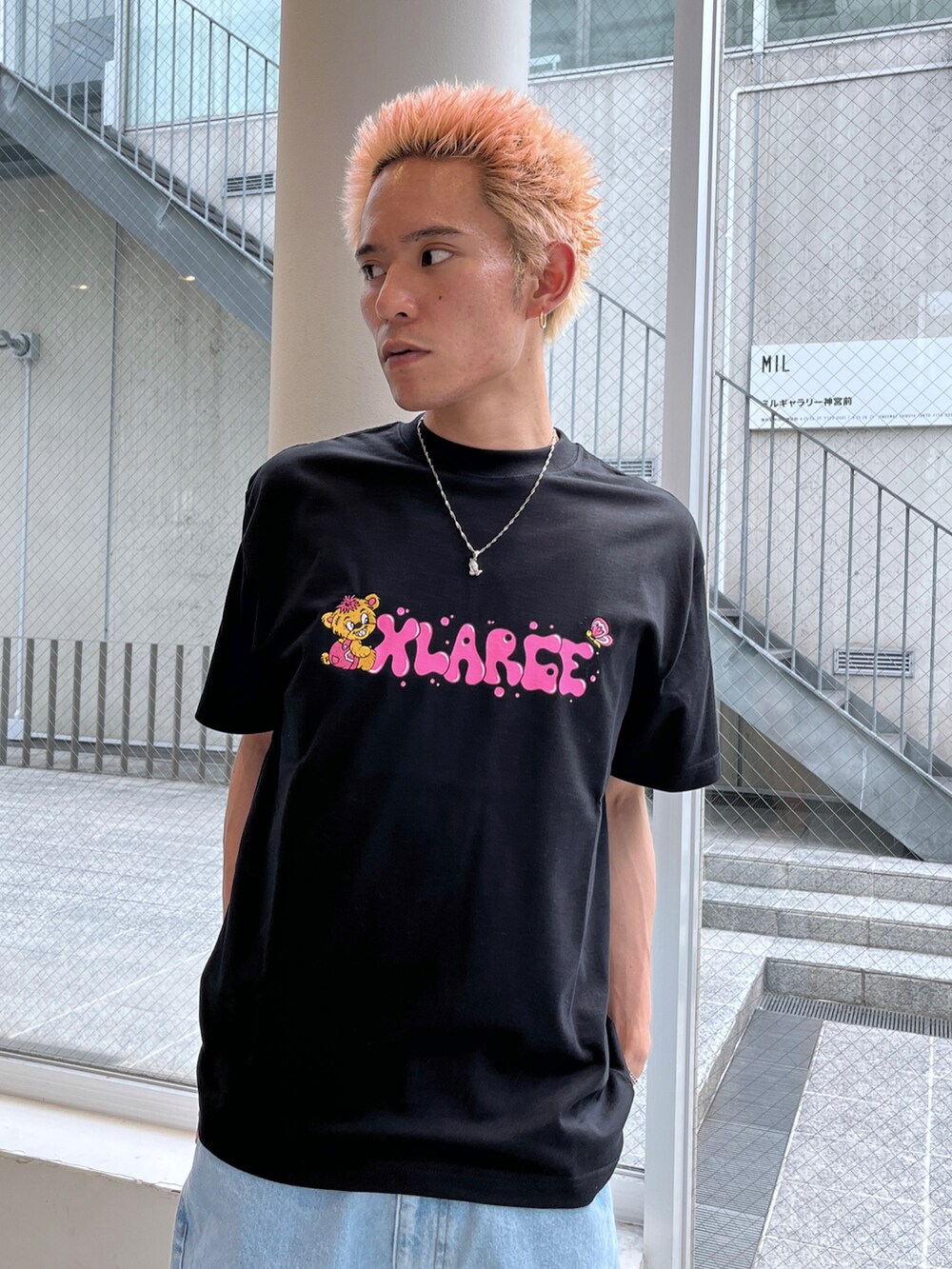 ブラック系のTシャツ/カットソー、ホワイト系のデニムパンツを着用したメンズの夏コーディネートの5枚目の写真