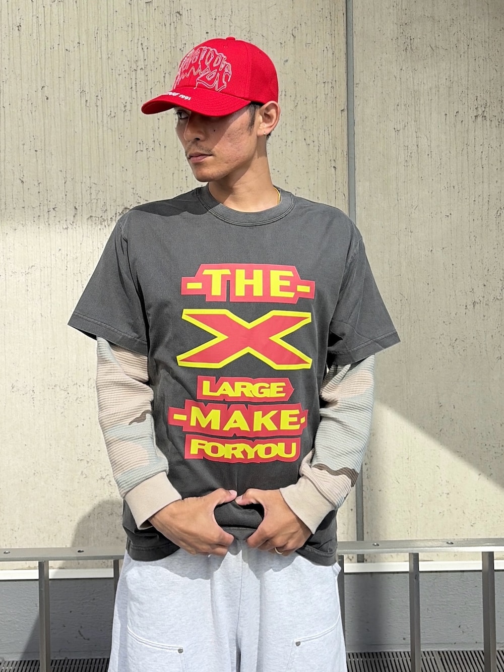 ブラック系のベスト、グレー系のTシャツ/カットソー、その他のTシャツ/カットソーを着用したメンズの夏コーディネートの9枚目の写真