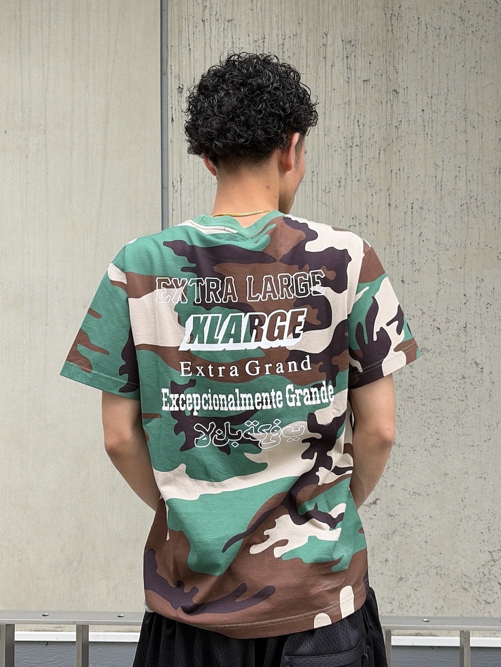 その他のTシャツ/カットソー、ブラック系のその他パンツを着用したメンズの夏コーディネートの7枚目の写真