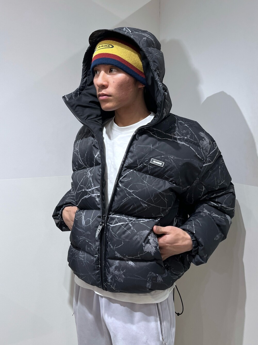 その他のダウンジャケット/コート、グレー系のその他パンツ、ブラック系のニットキャップ/ビーニーを着用したメンズの冬コーディネートの5枚目の写真