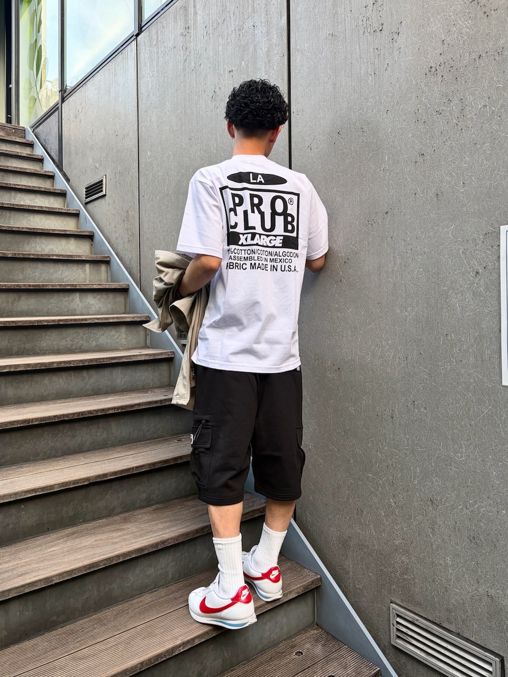 ブラック系のカーゴパンツ、グリーン系のシャツ/ブラウス、ホワイト系のTシャツ/カットソーを着用したメンズの春コーディネートの8枚目の写真
