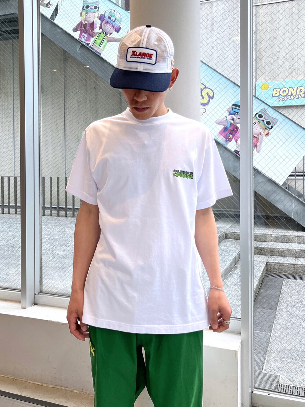 ホワイト系のTシャツ/カットソー、グリーン系のその他パンツ、ホワイト系のキャップを着用したメンズの春コーディネートの2枚目の写真