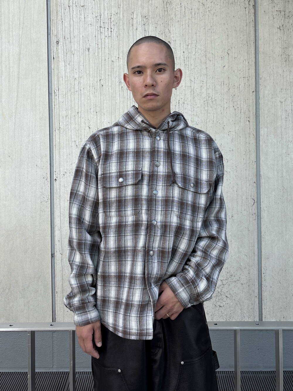 ブラウン系のシャツ/ブラウスを着用したメンズの秋コーディネートの5枚目の写真