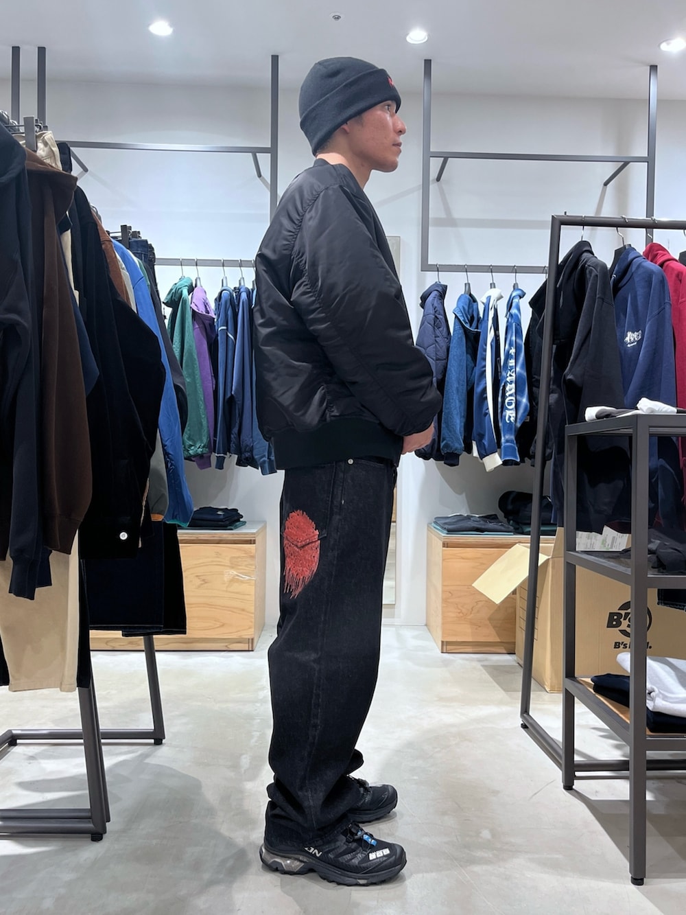 ブラック系のブルゾン、ブラック系のスウェット、ブラック系のデニムパンツを着用したメンズの秋コーディネートの3枚目の写真