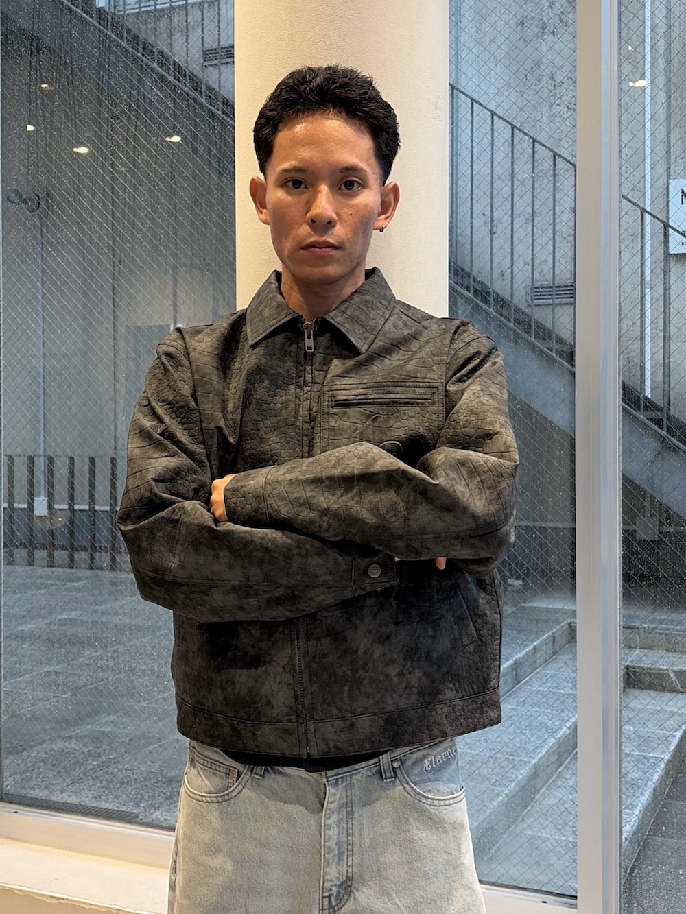 ブラック系のブルゾン、ブルー系のデニムパンツを着用したメンズの秋コーディネートの5枚目の写真