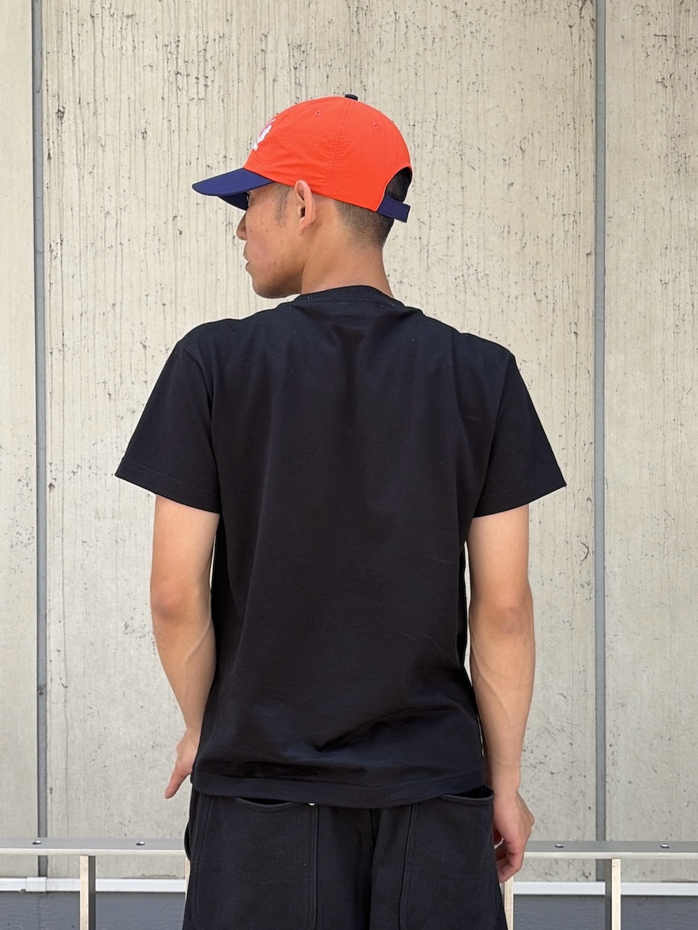 ピンク系のTシャツ/カットソー、グレー系のスウェットパンツ、オレンジ系のキャップを着用したメンズの夏コーディネートの6枚目の写真