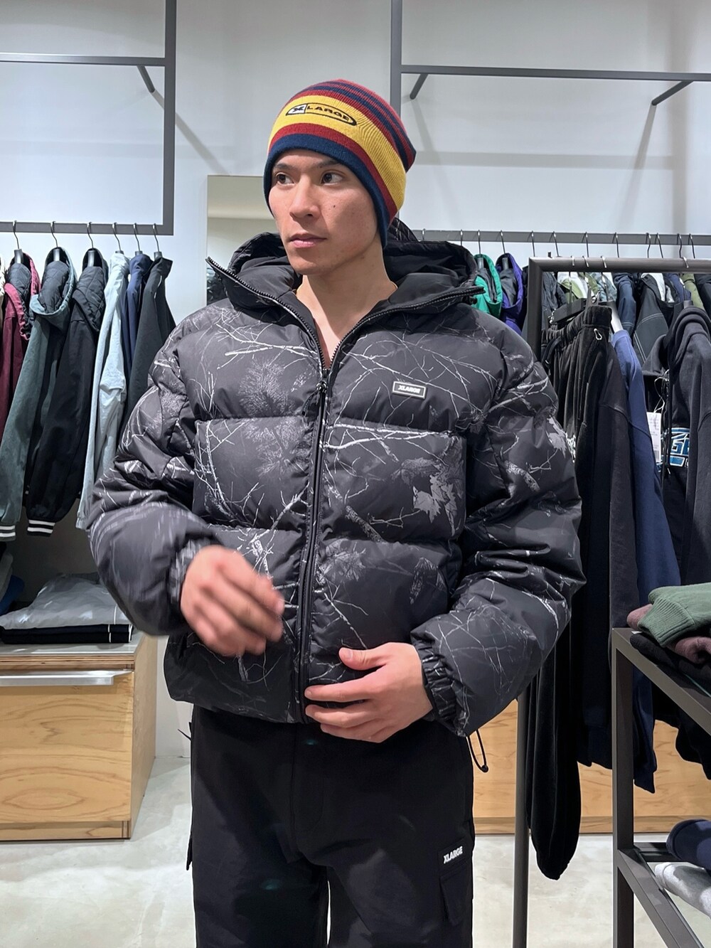 その他のダウンジャケット/コート、ブラック系のその他パンツ、ブラック系のニットキャップ/ビーニーを着用したメンズの冬コーディネートの6枚目の写真