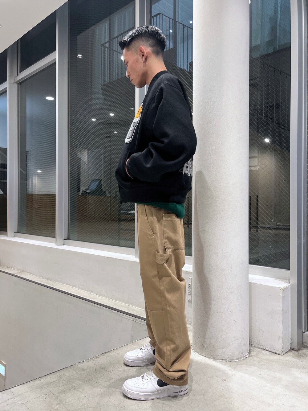 ブラック系のブルゾン、グレー系のその他パンツを着用したメンズの秋コーディネートの2枚目の写真