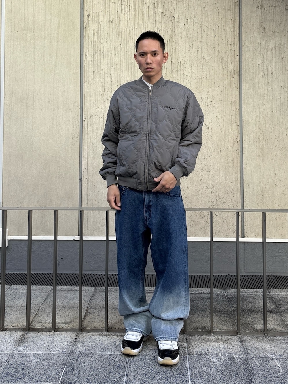 ブラック系のブルゾン、ブルー系のデニムパンツを着用したメンズの冬コーディネートの6枚目の写真