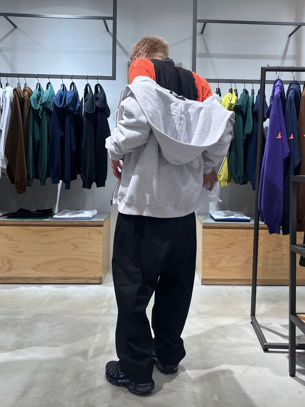 ブラック系のその他パンツ、グリーン系のパーカーを着用したメンズの秋コーディネートの5枚目の写真