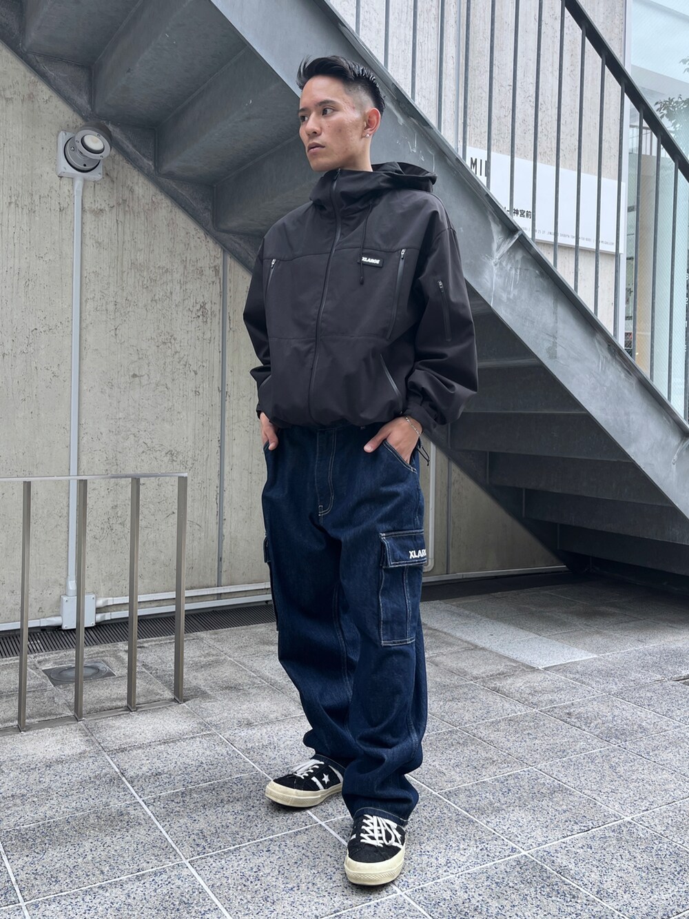 ブラック系のマウンテンパーカー、ブルー系のその他パンツを着用したメンズの秋コーディネートの2枚目の写真