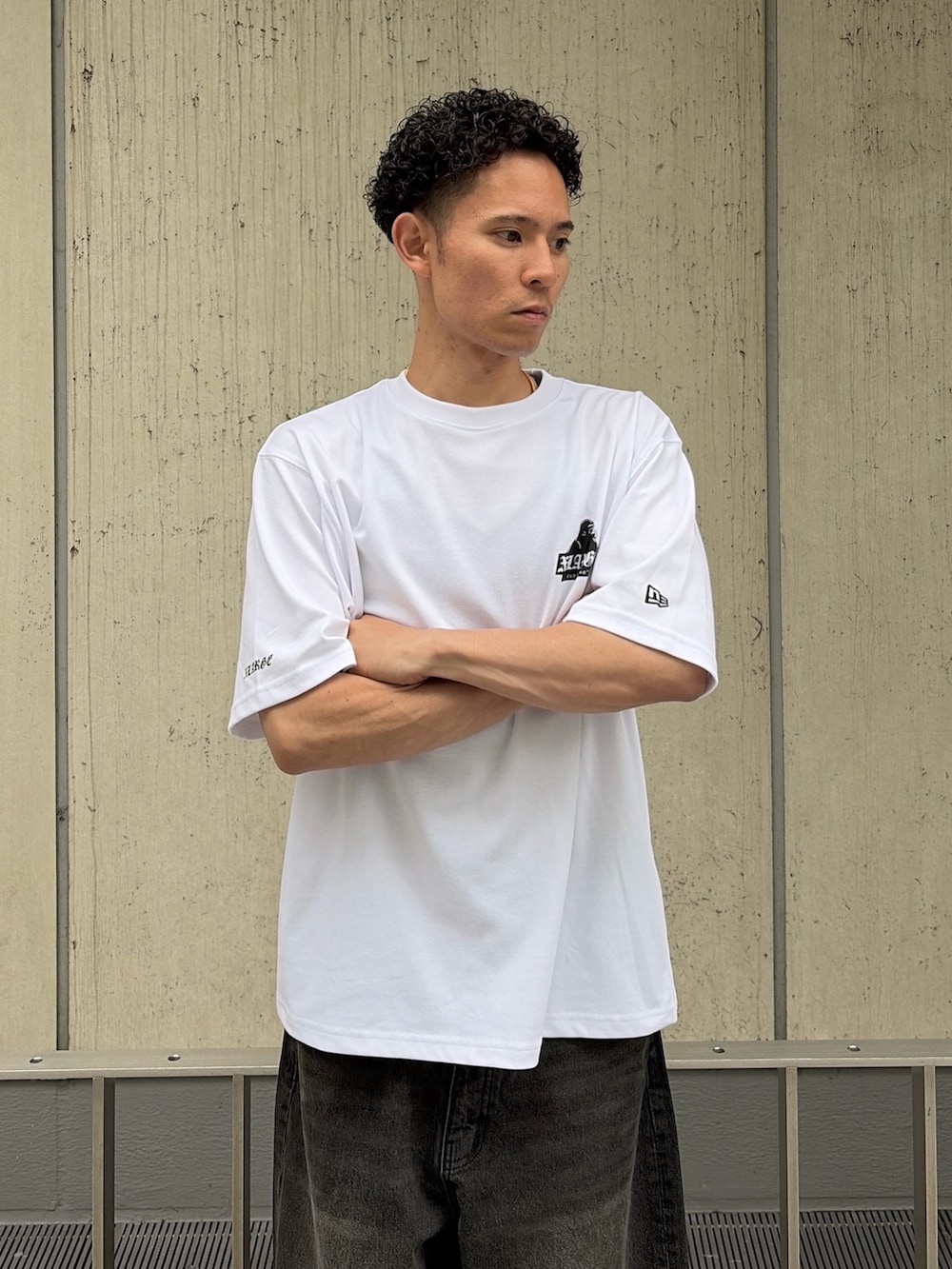 ホワイト系のTシャツ/カットソー、ブラック系のデニムパンツを着用したメンズの夏コーディネートの7枚目の写真