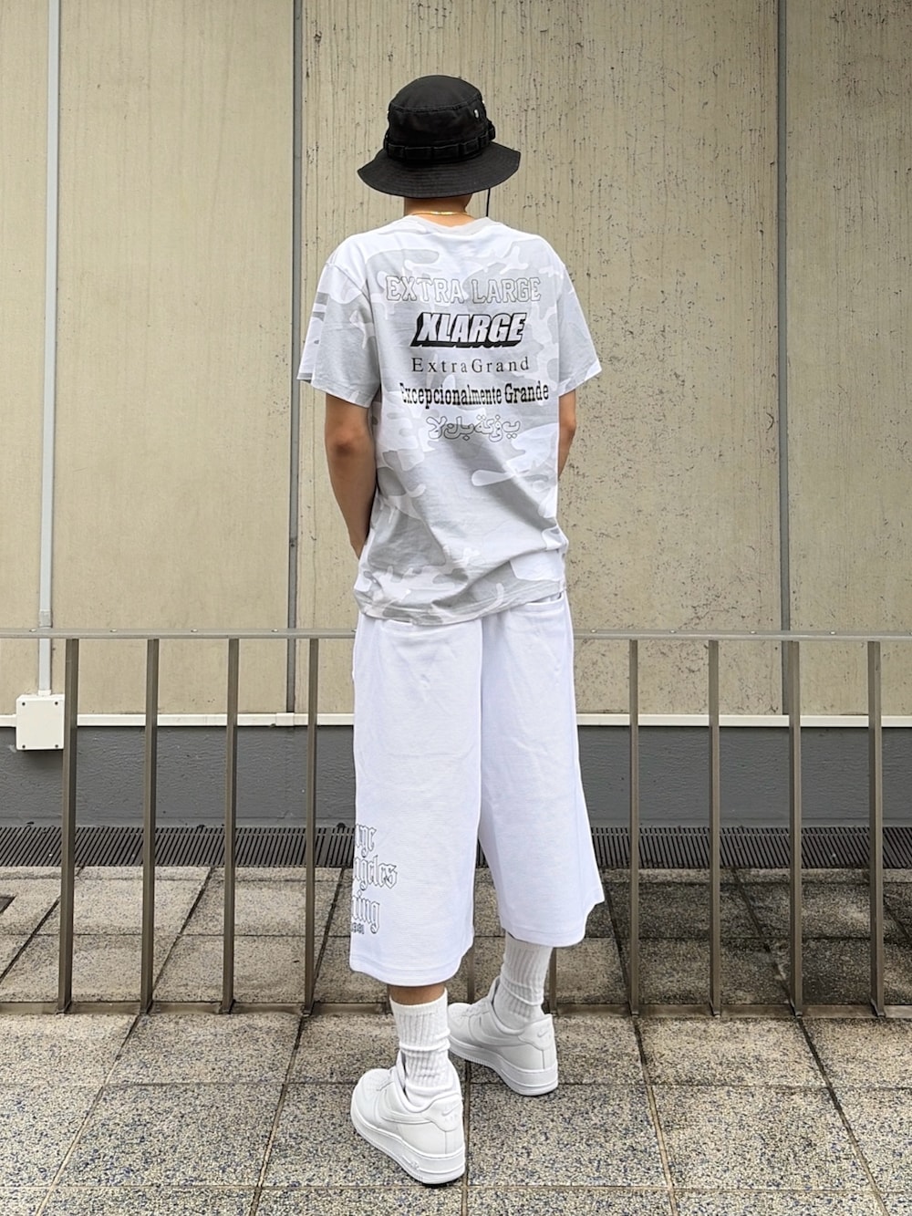 その他のTシャツ/カットソー、ホワイト系のその他パンツ、ブラック系のハットを着用したメンズの夏コーディネートの3枚目の写真