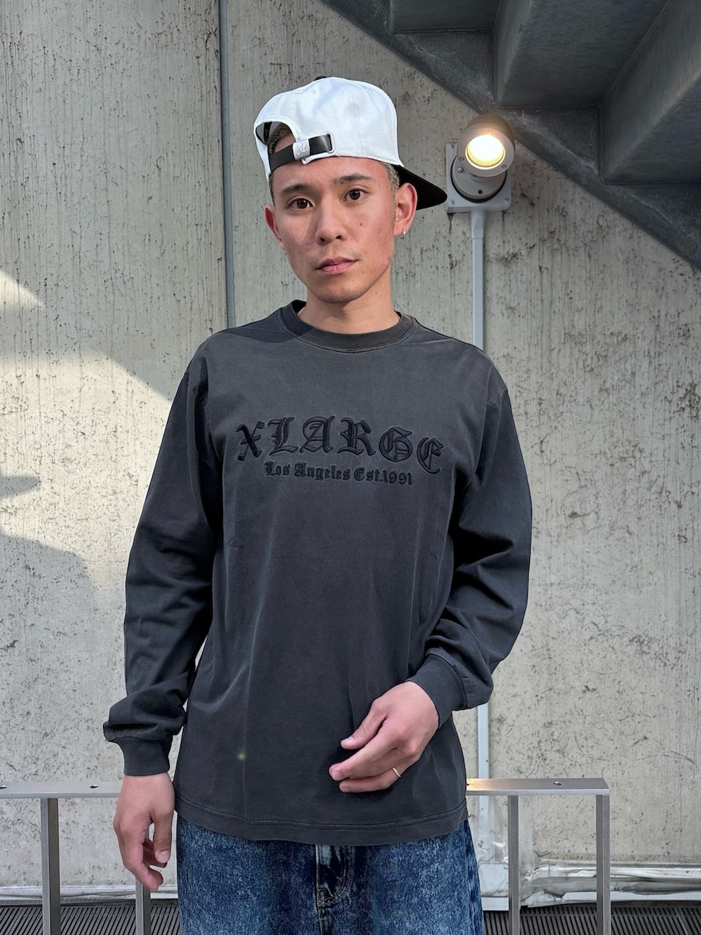 ブラック系のTシャツ/カットソー、ブルー系のその他パンツ、ホワイト系のキャップを着用したメンズの春コーディネートの5枚目の写真