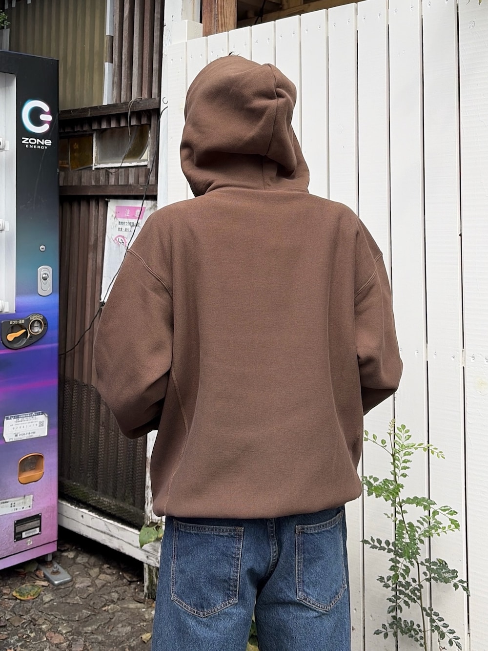 グレー系のパーカー、ブルー系のデニムパンツを着用したメンズの秋コーディネートの10枚目の写真