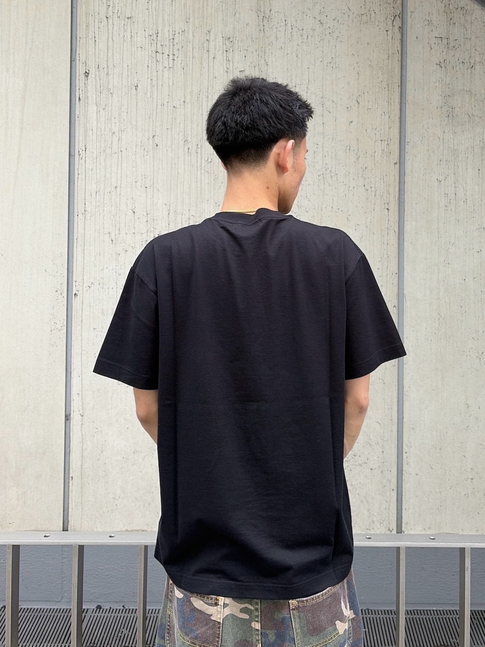 その他のその他パンツ、ブラック系のTシャツ/カットソーを着用したメンズの夏コーディネートの6枚目の写真