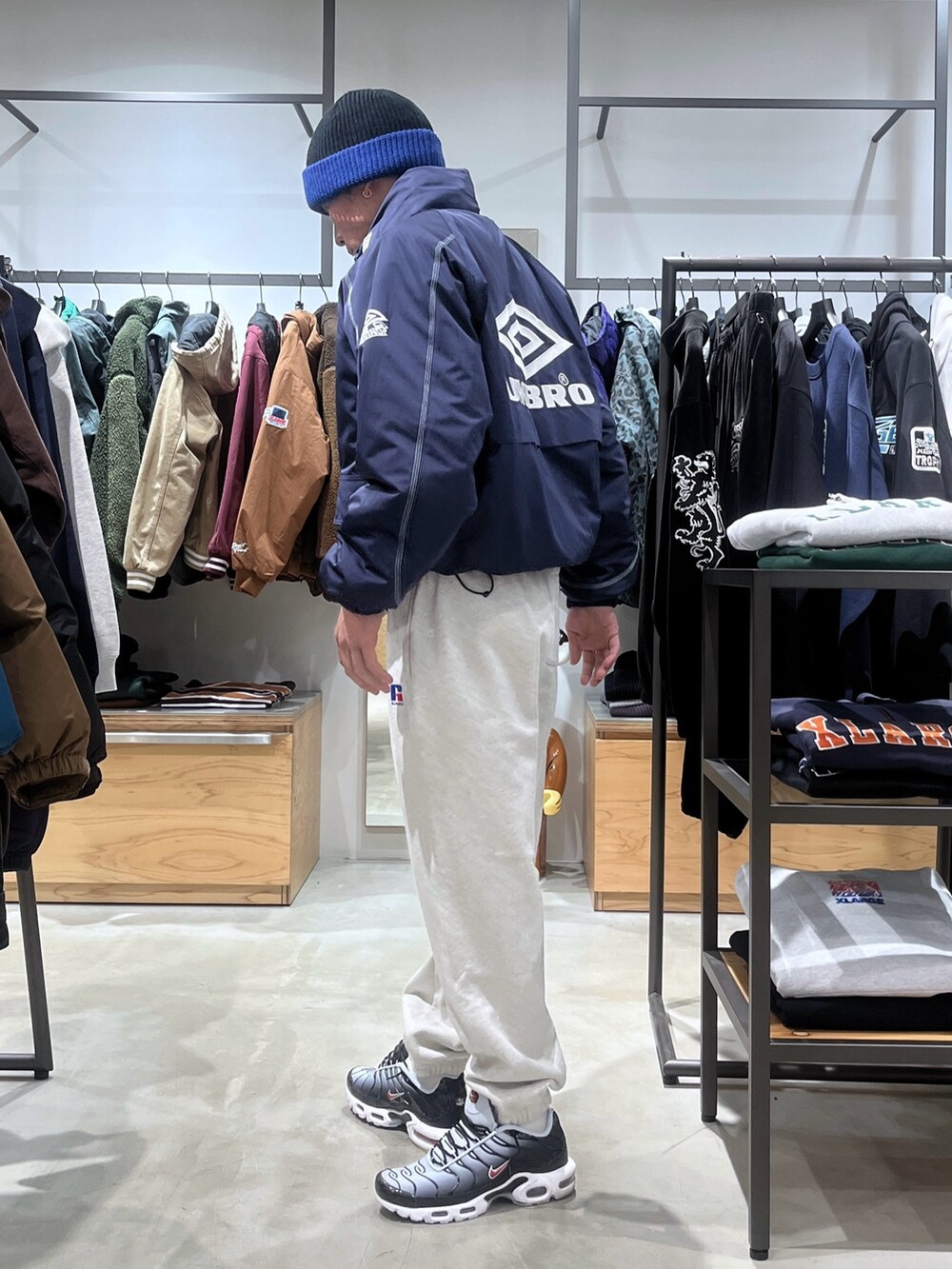 ブルー系のブルゾン、グレー系のスウェットパンツ、ブラック系のニットキャップ/ビーニーを着用したメンズの秋コーディネートの3枚目の写真