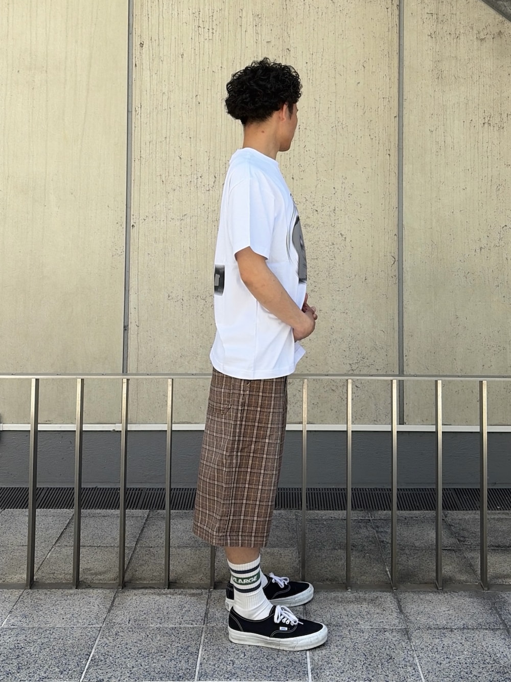 ブラック系のTシャツ/カットソー、その他のその他パンツを着用したメンズの春コーディネートの3枚目の写真
