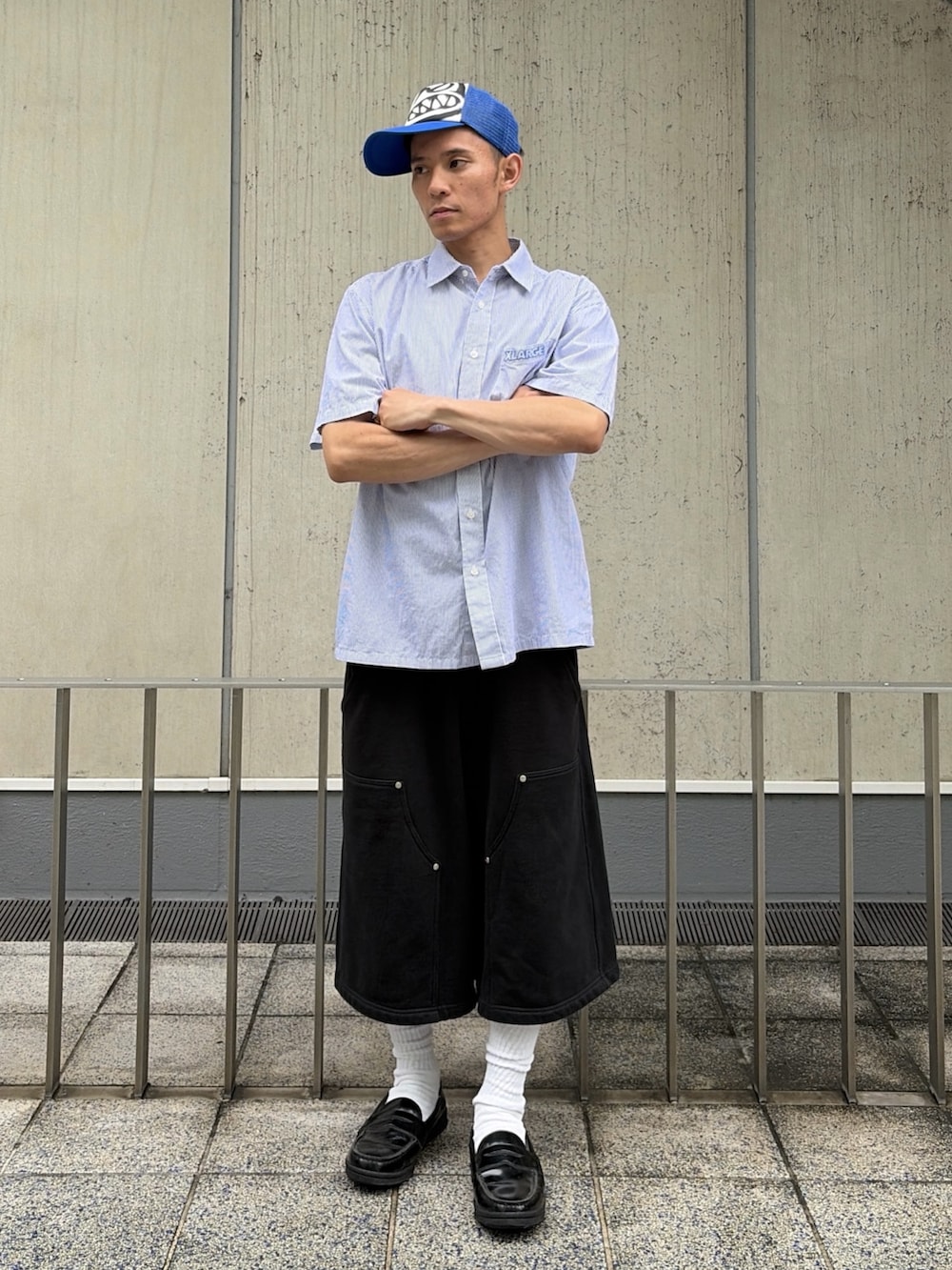 ホワイト系のシャツ/ブラウス、グレー系のスウェットパンツ、ブルー系のキャップを着用したメンズの夏コーディネートの2枚目の写真