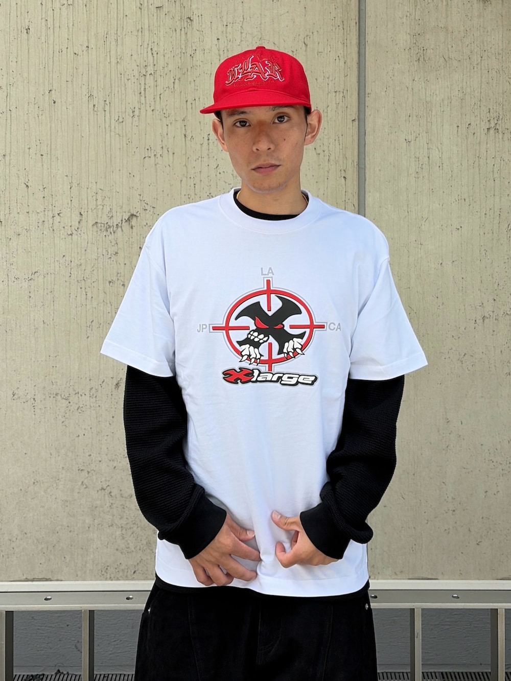 パープル系のTシャツ/カットソー、その他のTシャツ/カットソー、グレー系のその他パンツを着用したメンズの夏コーディネートの6枚目の写真