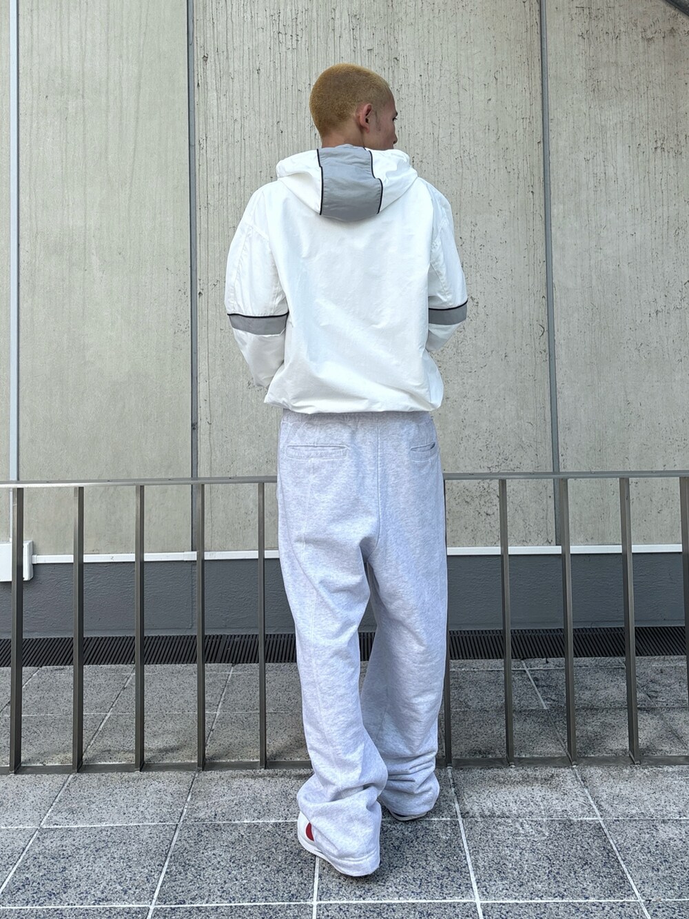 ブラック系のその他パンツ、ホワイト系のナイロンジャケットを着用したメンズの秋コーディネートの4枚目の写真