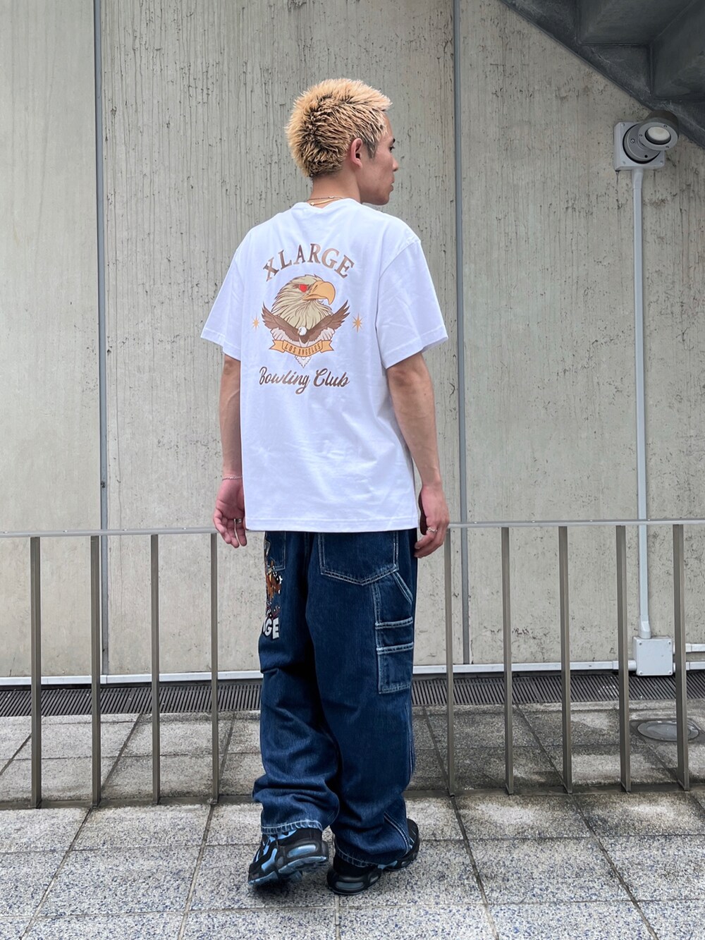 ホワイト系のTシャツ/カットソー、ブラック系のデニムパンツを着用したメンズの夏コーディネートの3枚目の写真