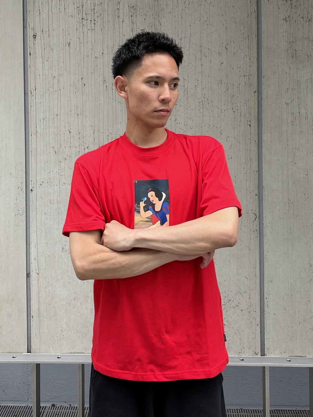 レッド系のTシャツ/カットソー、グレー系のスウェットパンツを着用したメンズの夏コーディネートの7枚目の写真