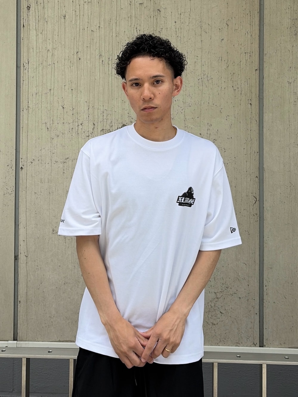 ブラック系のTシャツ/カットソー、ブラック系のその他パンツを着用したメンズの夏コーディネートの7枚目の写真