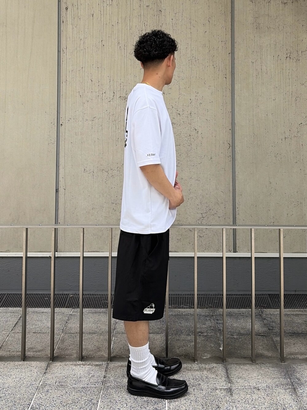 ブラック系のTシャツ/カットソー、ブラック系のその他パンツを着用したメンズの夏コーディネートの4枚目の写真