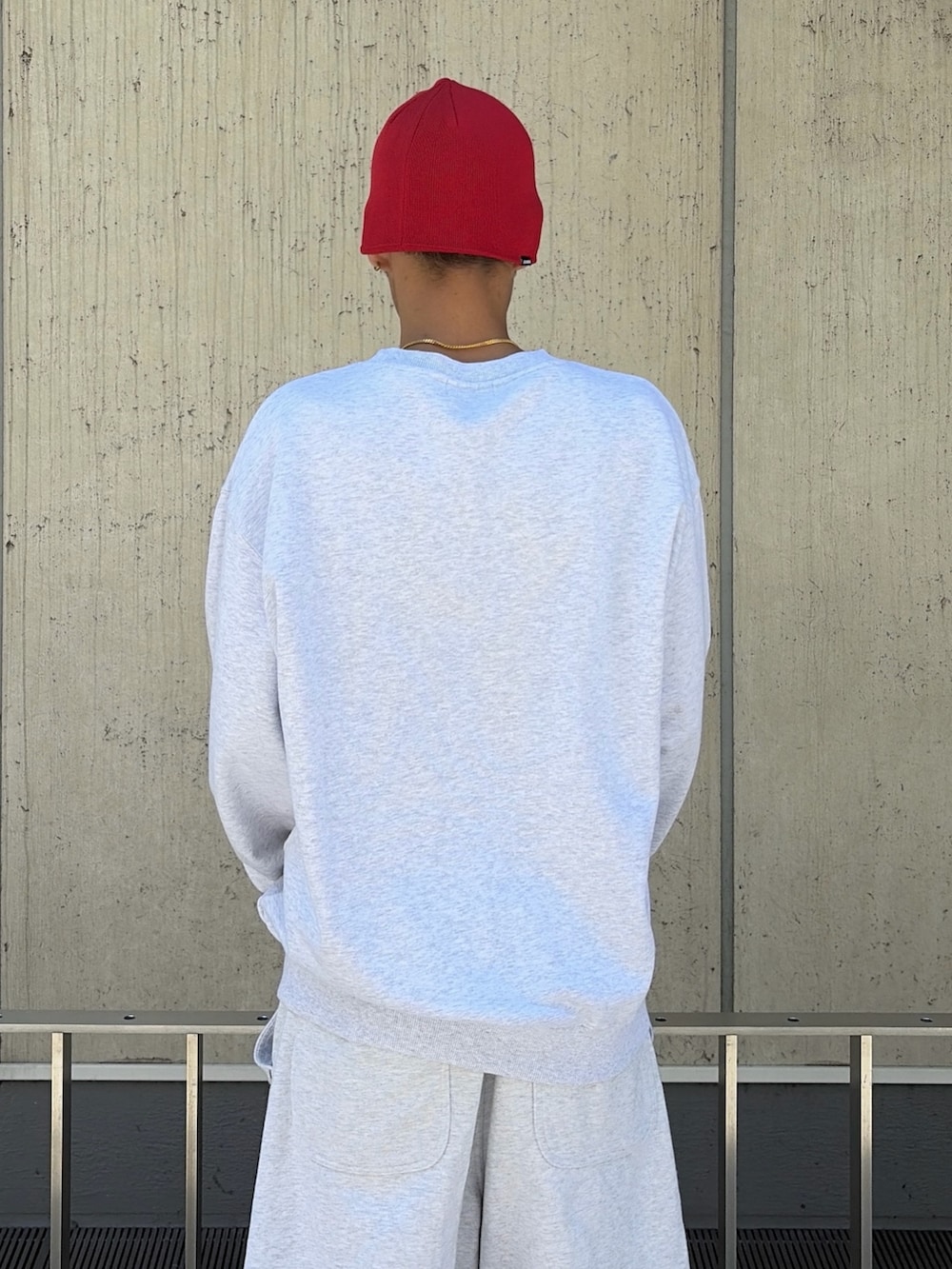 グレー系のスウェット、グレー系のスウェットパンツ、レッド系のニットキャップ/ビーニーを着用したメンズの夏コーディネートの8枚目の写真