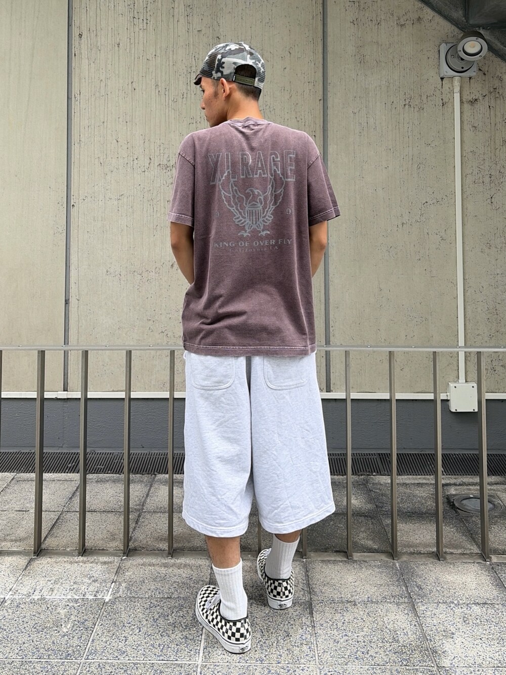 ブラウン系のTシャツ/カットソー、グレー系のスウェットパンツ、その他のキャップを着用したメンズの夏コーディネートの5枚目の写真