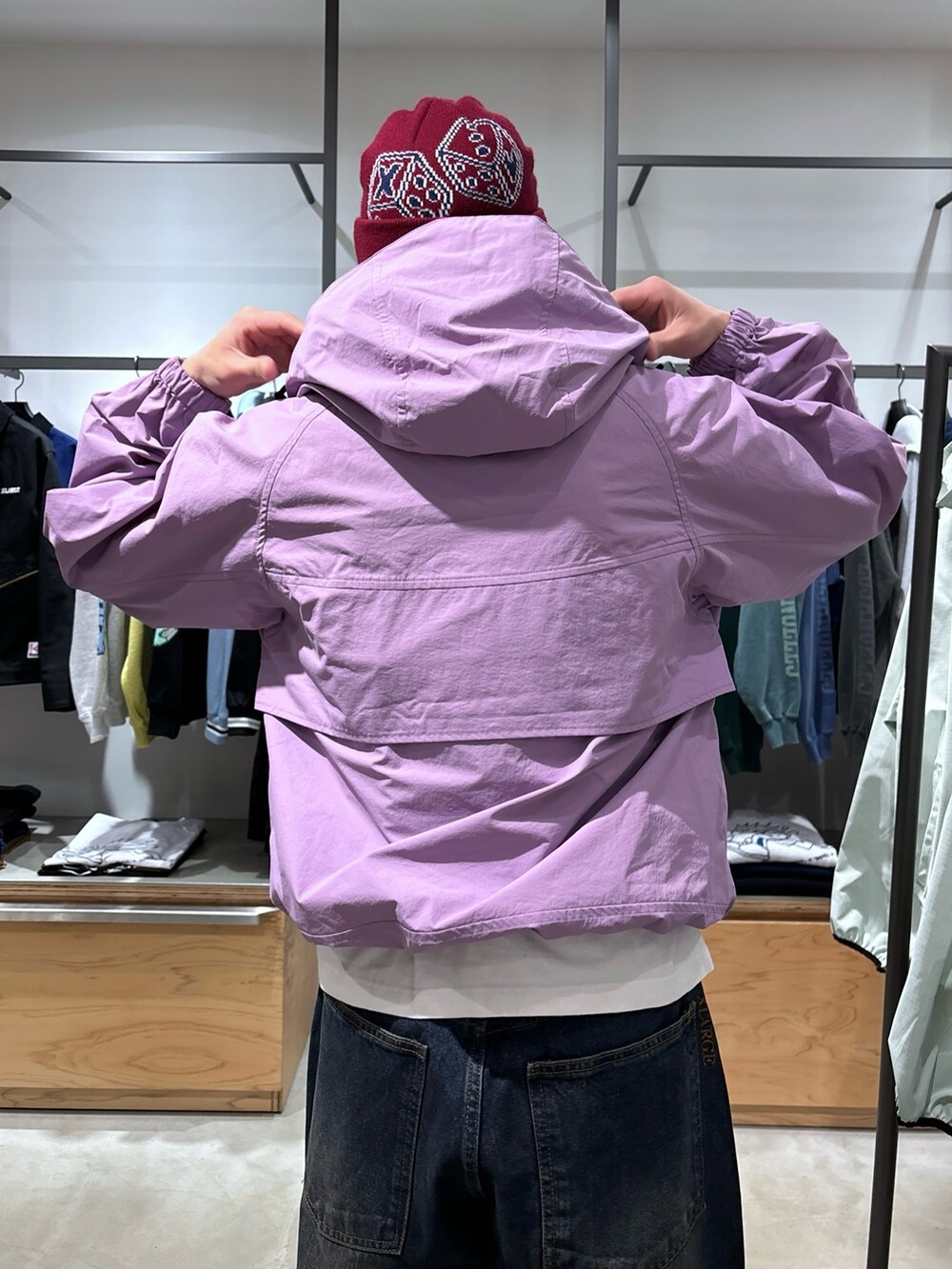 パープル系のブルゾン、ブルー系のデニムパンツ、ブルー系のニットキャップ/ビーニーを着用したメンズの春コーディネートの6枚目の写真