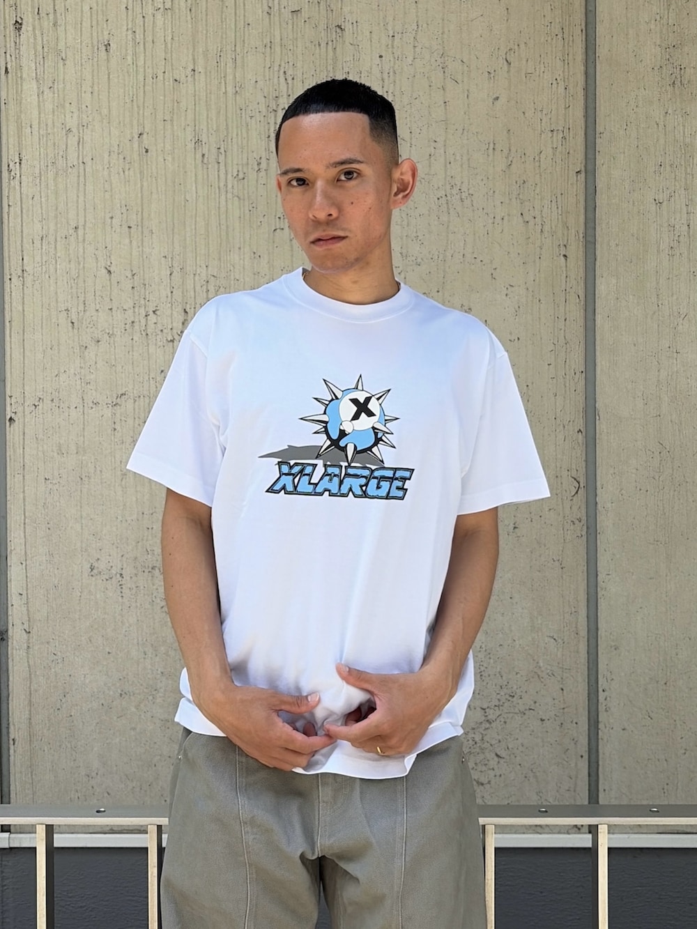 ホワイト系のTシャツ/カットソー、グレー系のその他パンツを着用したメンズの夏コーディネートの7枚目の写真