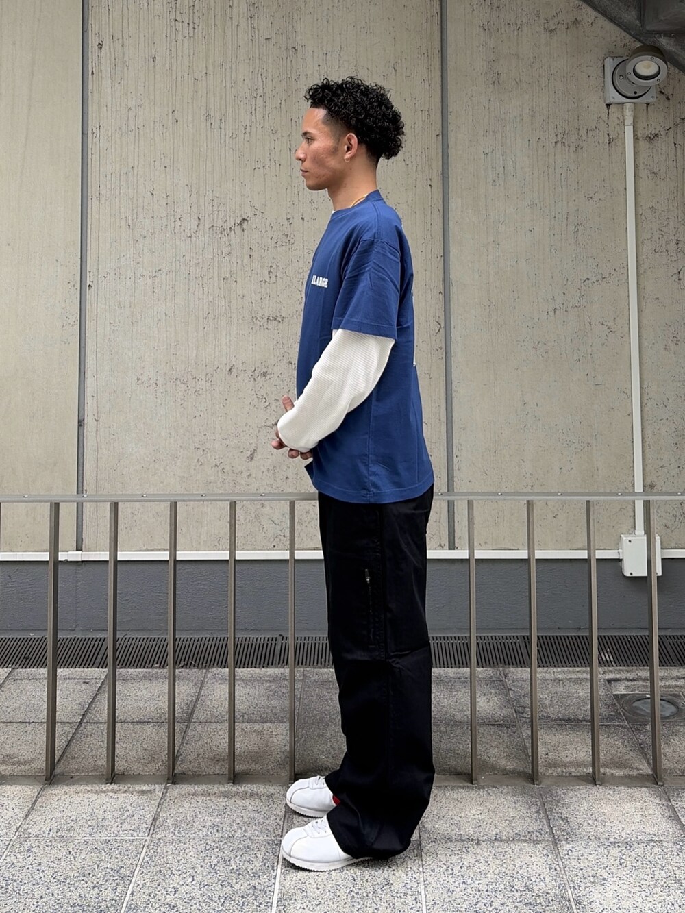 ブルー系のTシャツ/カットソー、ホワイト系のTシャツ/カットソー、ブラック系のその他パンツを着用したメンズの夏コーディネートの3枚目の写真
