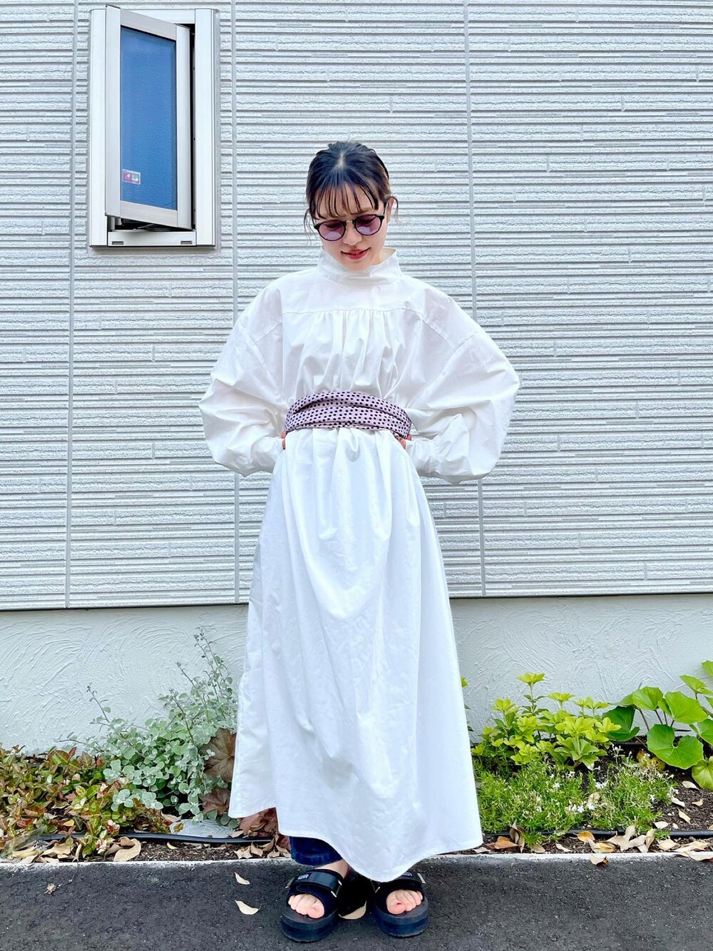 「シャツワンピ、バルーンスリーブ、ロングワンピース、ワンピース、白ワンピース、低身長、低身長コーデ、低身長女子、シャツスタイル、ハイネックワンピース、白コーデ」｜「suicokeのアイテム（サンダル、ブラック系）」を使った、yukachin0204さん（レディース・148cm）の春コーディネートの2枚目の写真