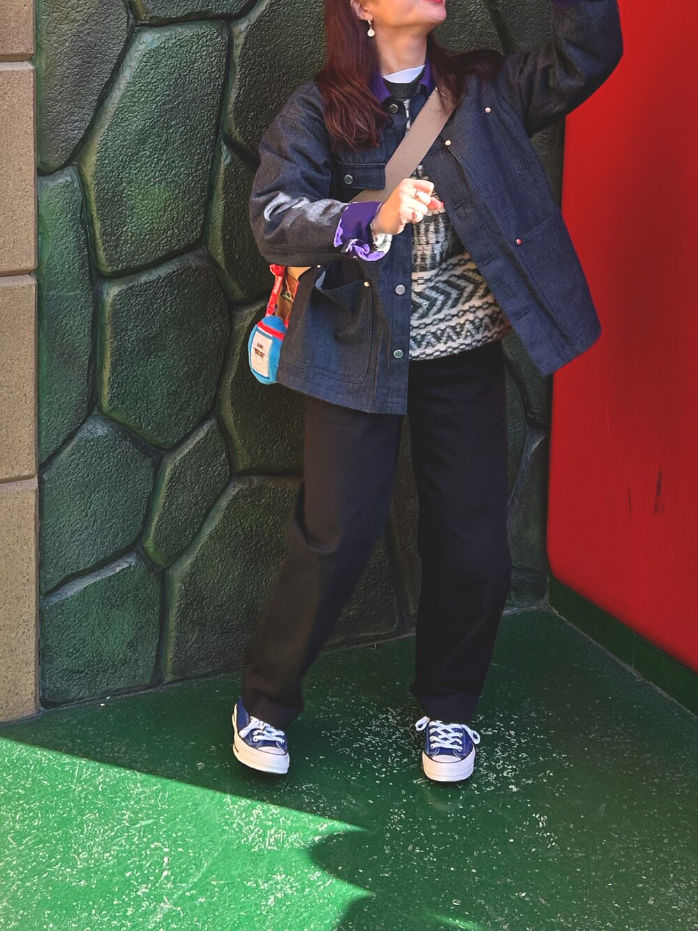 ブラック系のその他パンツ、その他のスニーカー、ブラック系のダウンベストを着用したレディースの冬コーディネートの2枚目の写真