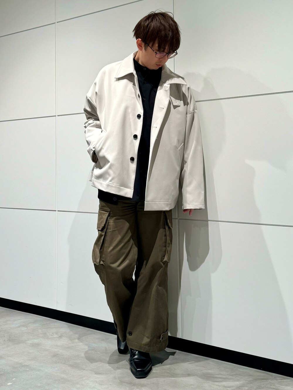 「メガネ男子、春のおしゃ見えテクニック、春コーデ、メンズコーデ、シンプル、シンプルコーデ、カーゴパンツ」｜「GUのアイテム（シャツ/ブラウス、ブラック系）」を使った、‪mochiさん（メンズ・171cm）の春コーディネートの2枚目の写真