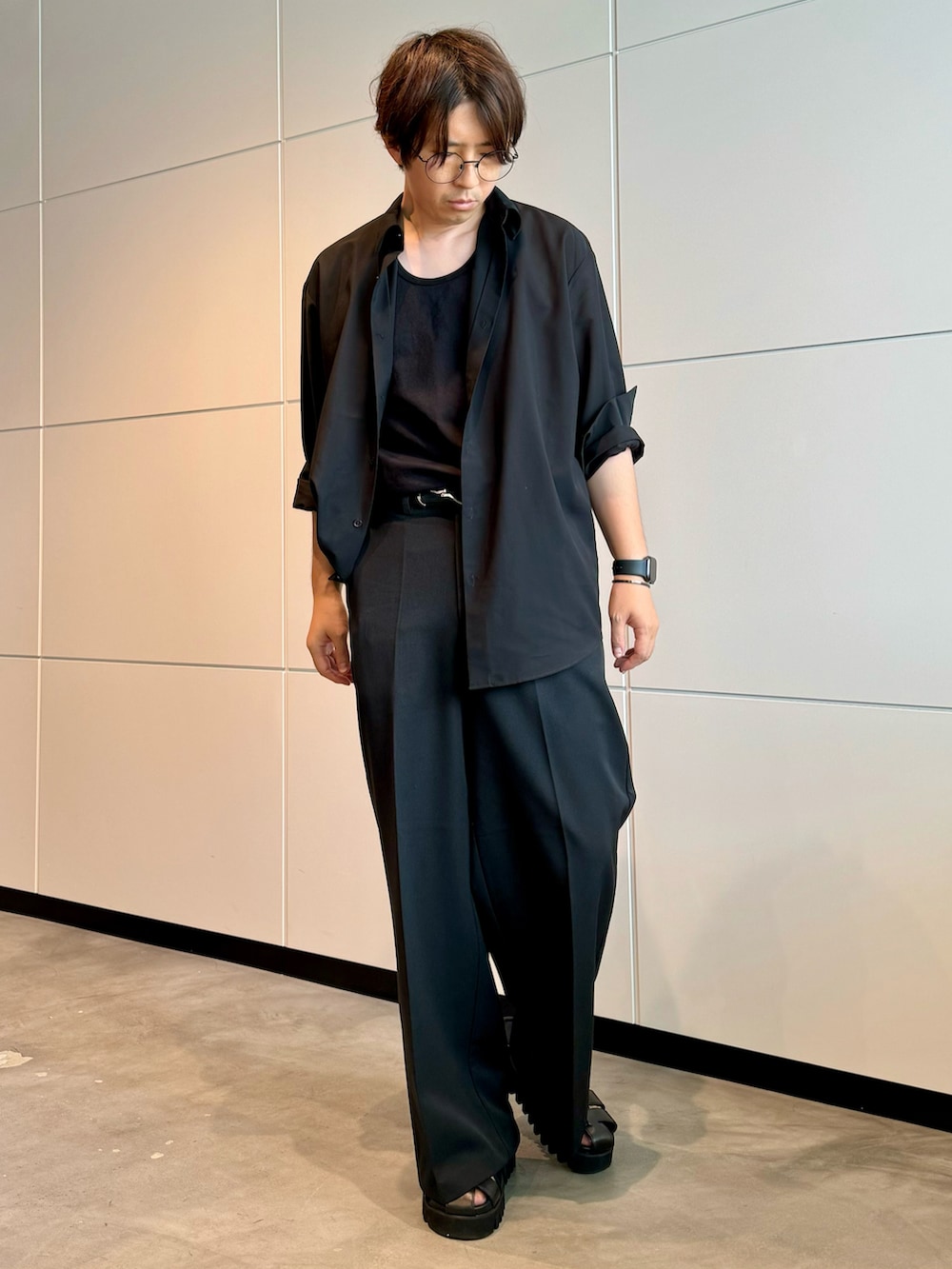 「シンプル、シンプルコーデ、シャツ、黒コーデ、モノトーン、モノトーンコーデ、メガネ男子」｜「CLELの【CLEL】Back Brushed TR Flare Slacks/バックブラッシュドTR フレアスラックス（スラックス、ブラック系）」を使った、‪mochiさん（メンズ・171cm）の夏コーディネートの3枚目の写真
