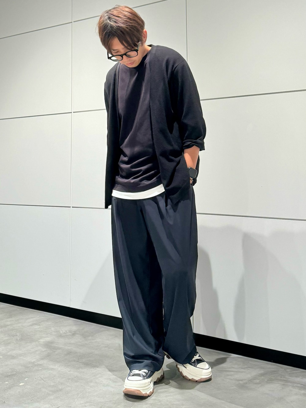 「シンプル、シンプルコーデ、モノトーン、黒コーデ、メガネ男子、UNIQLO」｜「UNIQLOのアイテム（パンツ、ブラック系）」を使った、‪mochiさん（メンズ・171cm）の夏コーディネートの2枚目の写真