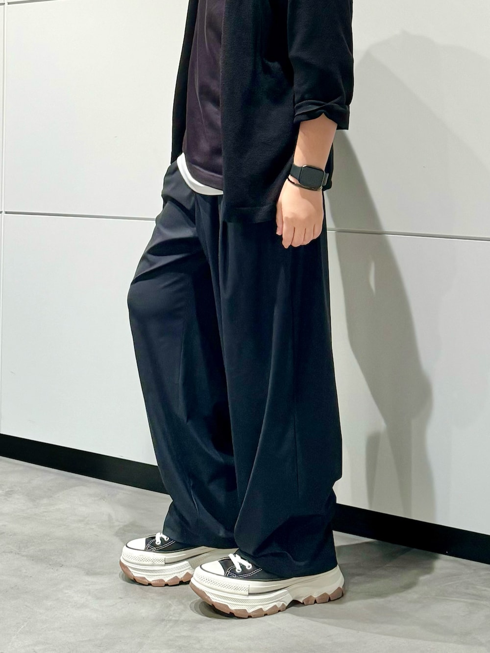「シンプル、シンプルコーデ、モノトーン、黒コーデ、メガネ男子、UNIQLO」｜「UNIQLOのアイテム（パンツ、ブラック系）」を使った、‪mochiさん（メンズ・171cm）の夏コーディネートの3枚目の写真