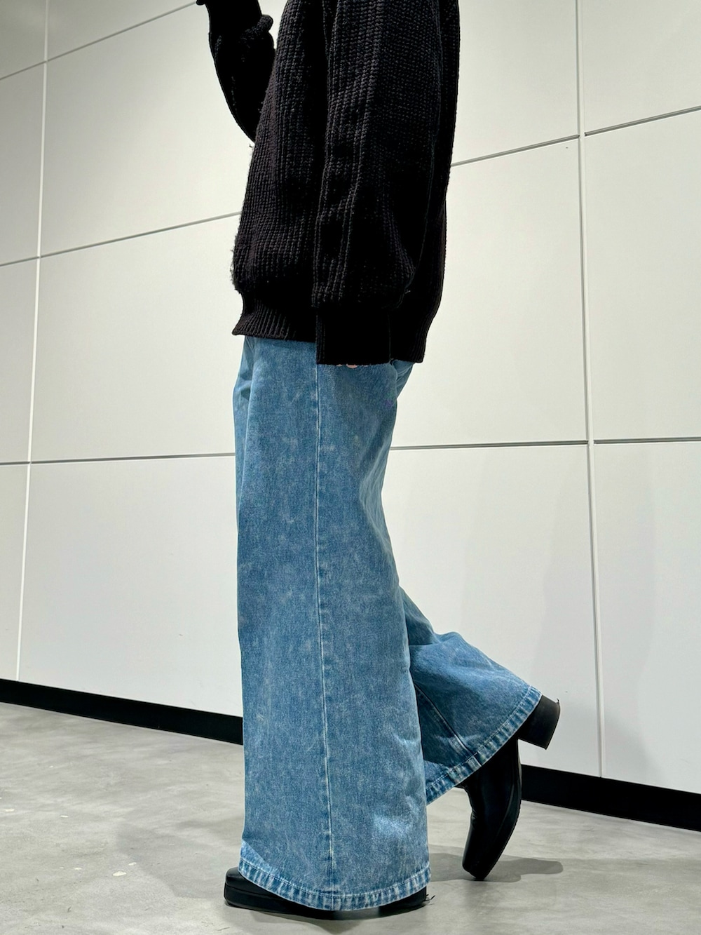 「春のおしゃ見えテクニック、メンズファッション、今日のコーデ、シンプルコーデ、デニム、ニット、GU、実はオフィス着、シンプル、春コーデ」｜「CLELの【CLEL】High Sole Design Heel Boots/ハイソール デザイン ヒールブーツ（ブーツ、ブラック系）」を使った、‪mochiさん（メンズ・171cm）の春コーディネートの2枚目の写真