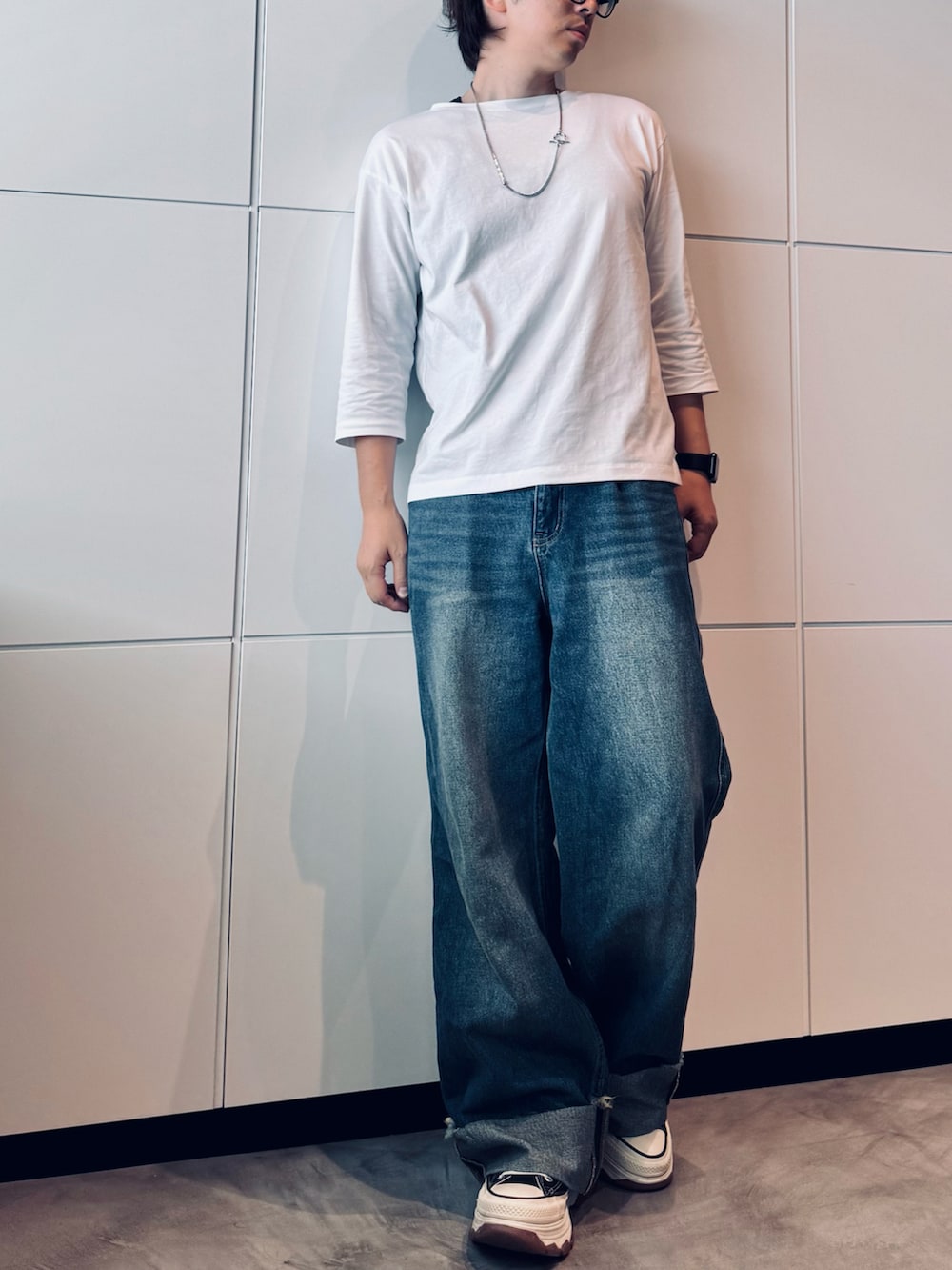 「白Tシャツ、デニム、今日のコーデ、メンズファッション、夏コーデ、スニーカー、converse、メガネ男子、コンバース」｜「CLELの【CLEL】Vintage Design Roll-up Denim Pants/ヴィンテージデザイン ロールアップデニムパンツ（デニムパンツ、ブルー系）」を使った、‪mochiさん（メンズ・171cm）の夏コーディネートの2枚目の写真