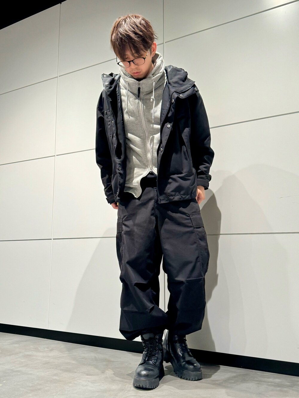 「シンプルコーデ、カーゴパンツ、モノトーン」｜「GUのスーパーワイドカーゴパンツ（カーゴパンツ、ブラック系）」を使った、‪mochiさん（メンズ・171cm）の春コーディネートの2枚目の写真