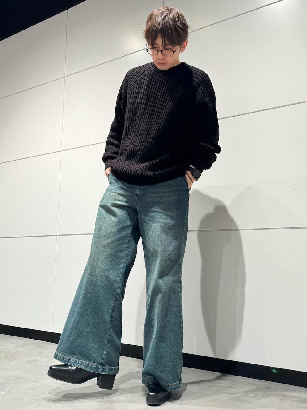 「春のおしゃ見えテクニック、メンズファッション、シンプル、シンプルコーデ、デニム、春コーデ、正直まだちょっと寒い、メガネ男子、ニット」｜「CLELの【CLEL】Vintage Design Flare Denim Pants /ヴィンテージデザイン フレアデニムパンツ（デニムパンツ、ブルー系）」を使った、‪mochiさん（メンズ・171cm）の春コーディネートの2枚目の写真