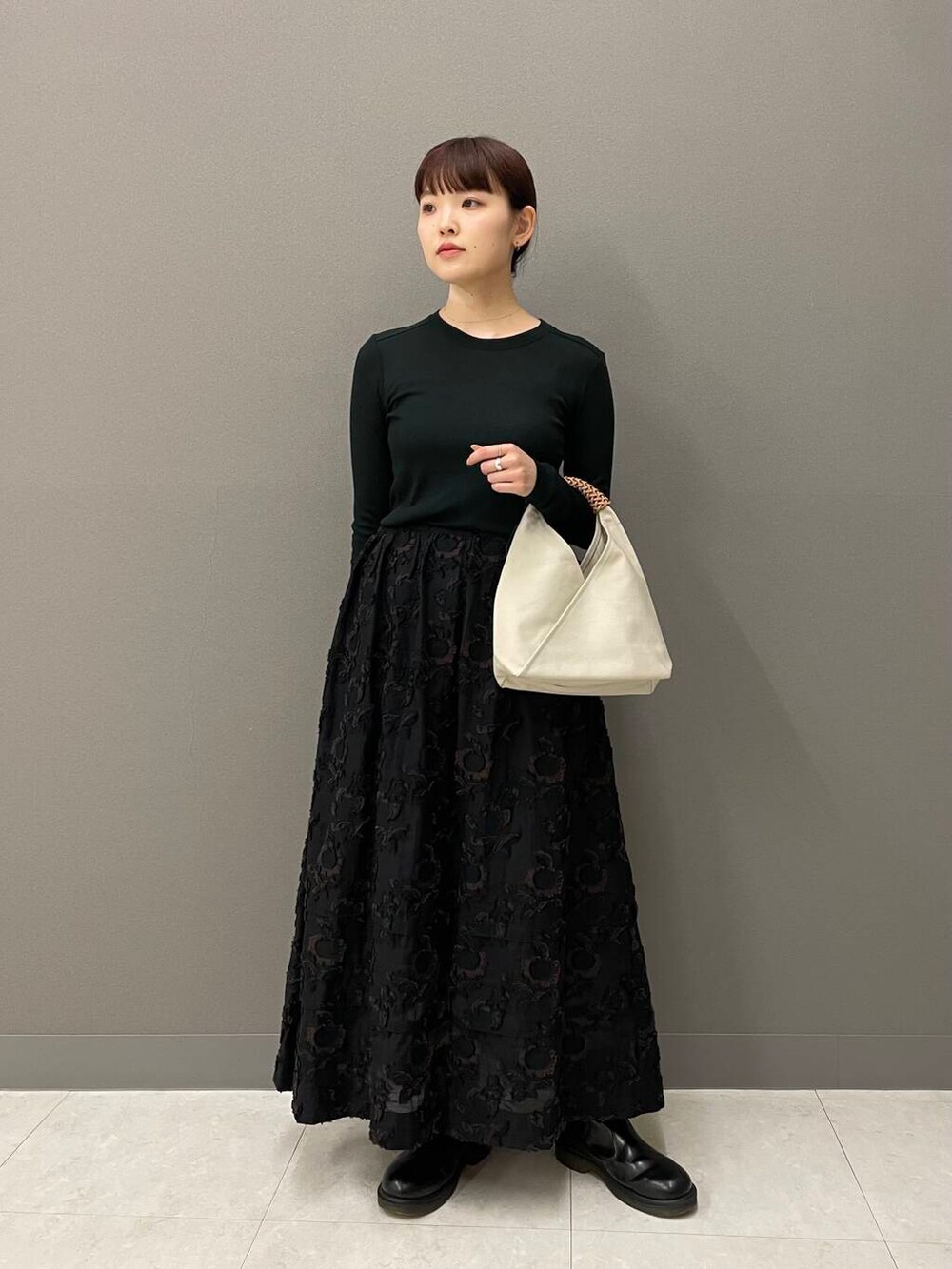 その他のスカート、ブラック系のTシャツ/カットソーを着用したレディースの夏コーディネートの4枚目の写真