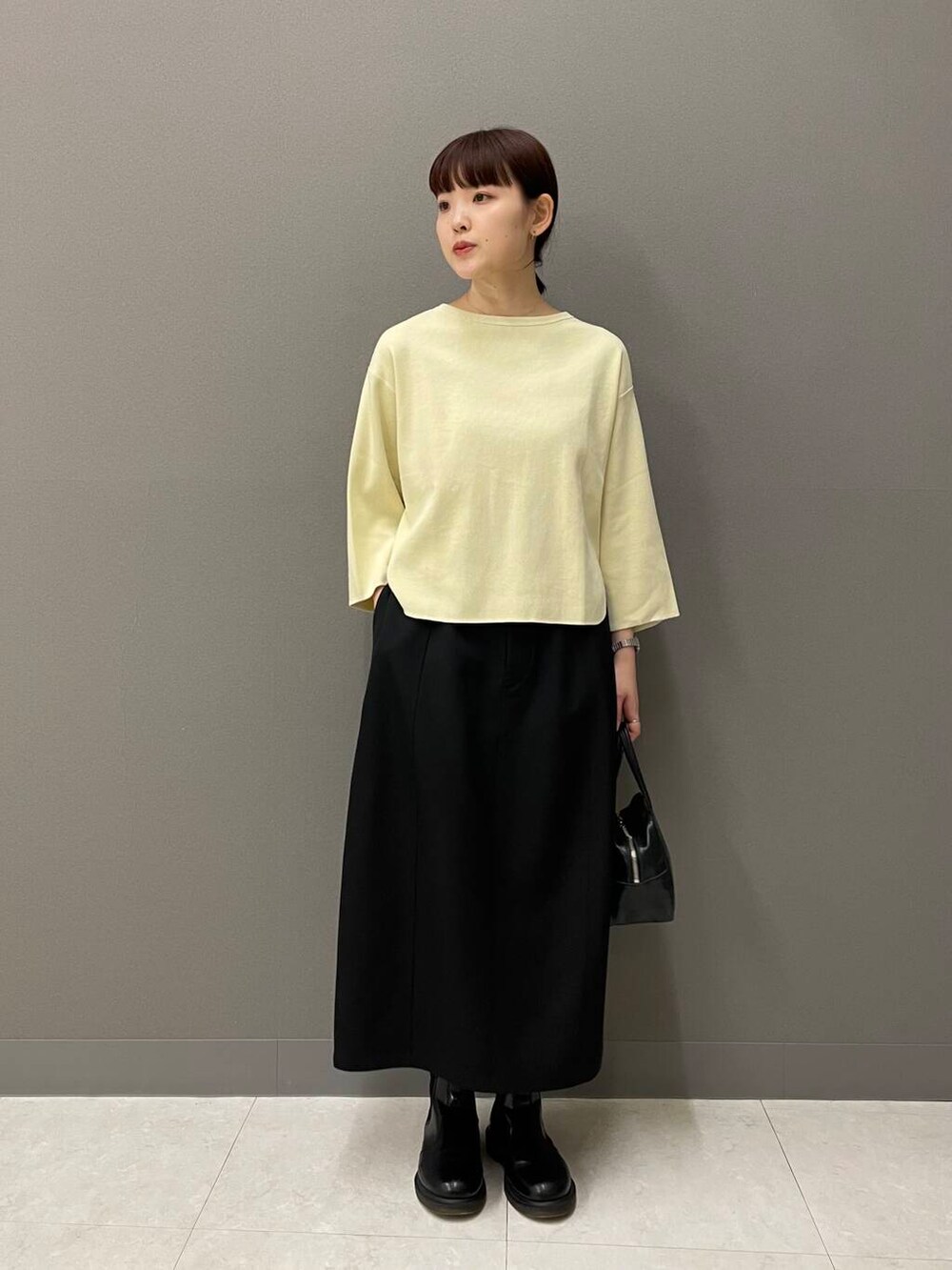 イエロー系のTシャツ/カットソーを着用したレディースの夏コーディネートの4枚目の写真