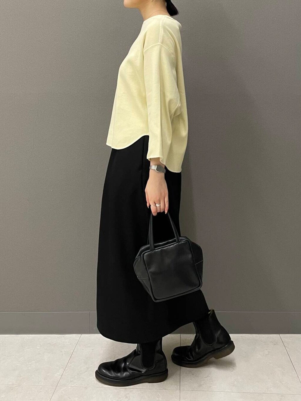 イエロー系のTシャツ/カットソーを着用したレディースの夏コーディネートの7枚目の写真