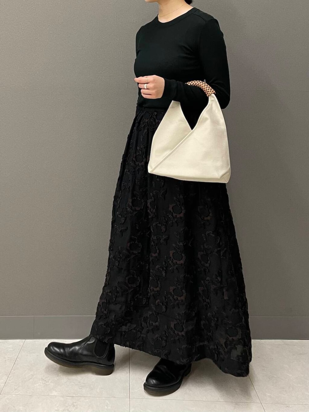 その他のスカート、ブラック系のTシャツ/カットソーを着用したレディースの夏コーディネートの7枚目の写真