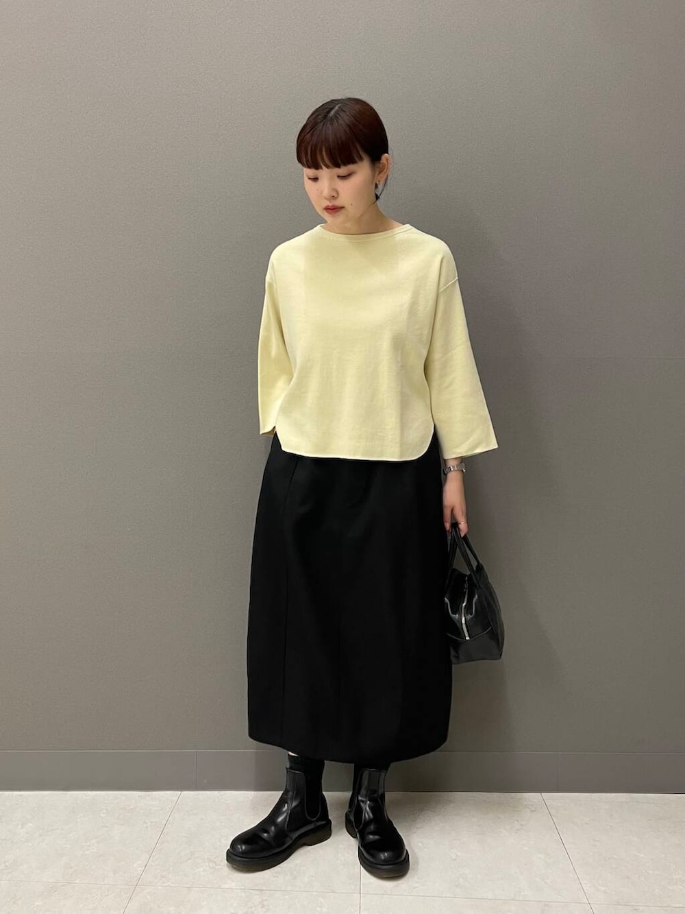 イエロー系のTシャツ/カットソーを着用したレディースの夏コーディネートの3枚目の写真