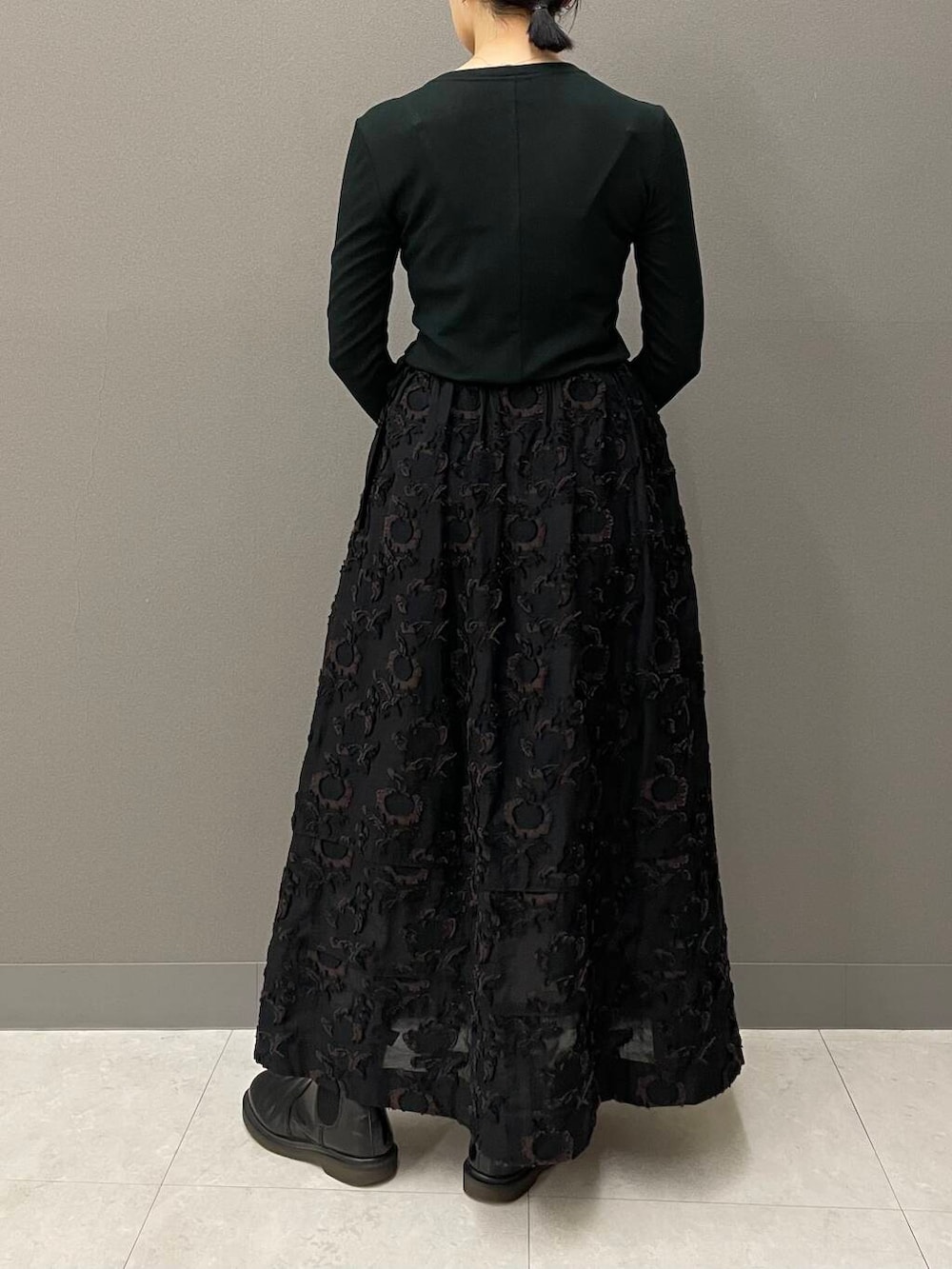 その他のスカート、ブラック系のTシャツ/カットソーを着用したレディースの夏コーディネートの8枚目の写真